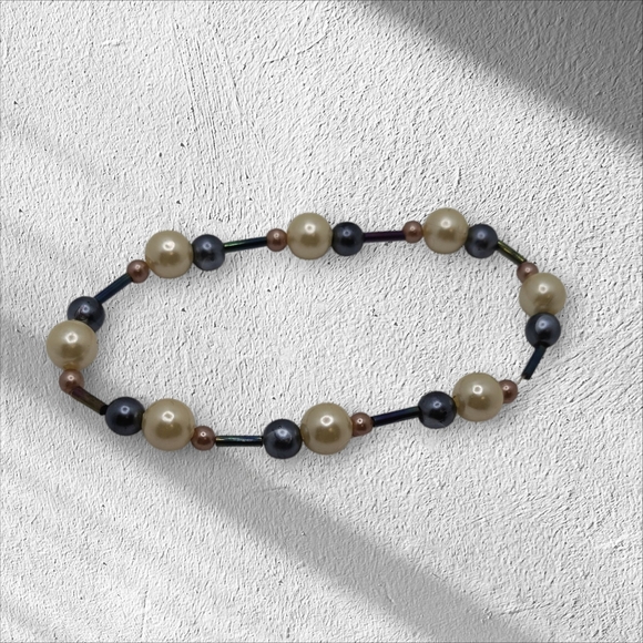 Cream and Black Pearl Bracelet with Elegant Two-Tone Design - Picture 2 of 6